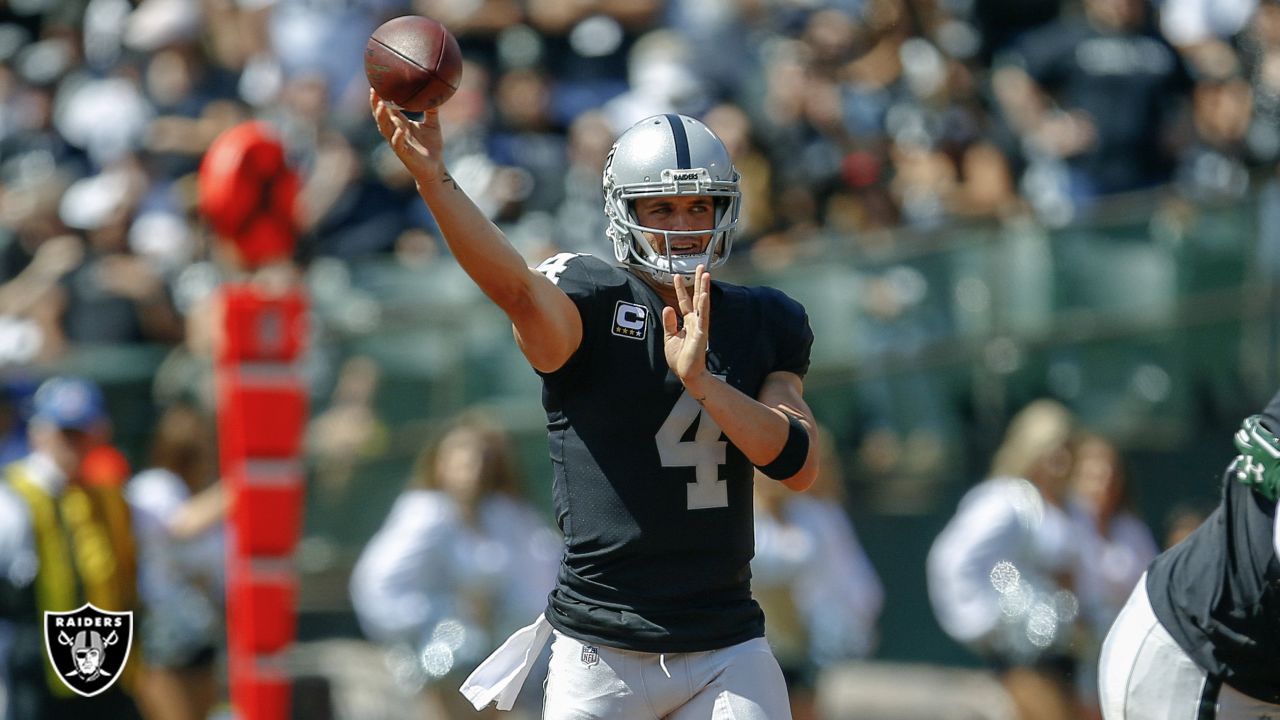 Raiders sign QB Derek Carr to multi-year extension