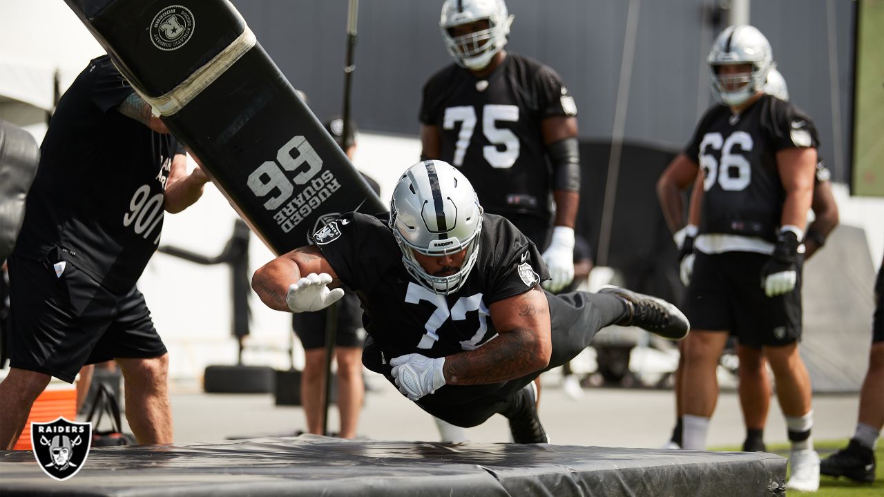 Kolton Miller, Jermaine Eluemunor keep Raiders' offensive line afloat -  Silver And Black Pride