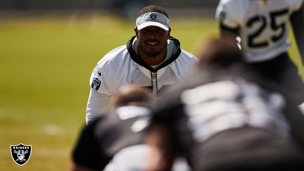 Las Vegas Raiders linebacker Denzel Perryman (52) takes his stance