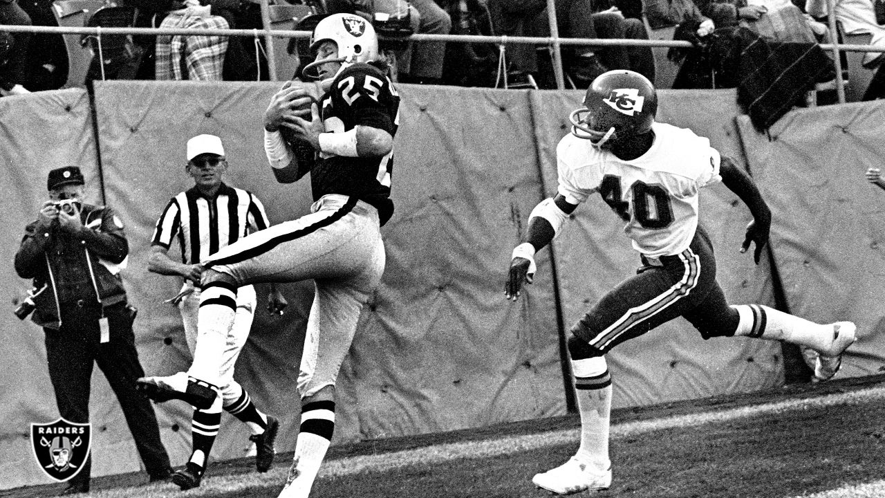 Hall of Fame receiver and Erie Native Fred Biletnikoff meets with