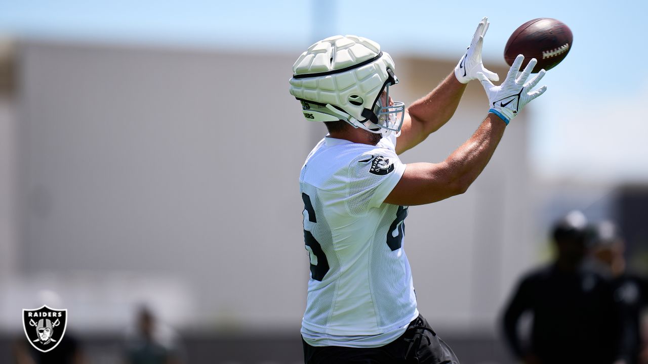 Las Vegas Raiders' Jacob Hollister practices during NFL football training  camp, Friday, July 22, 2022, in Henderson, Nev. (AP Photo/John Locher Stock  Photo - Alamy