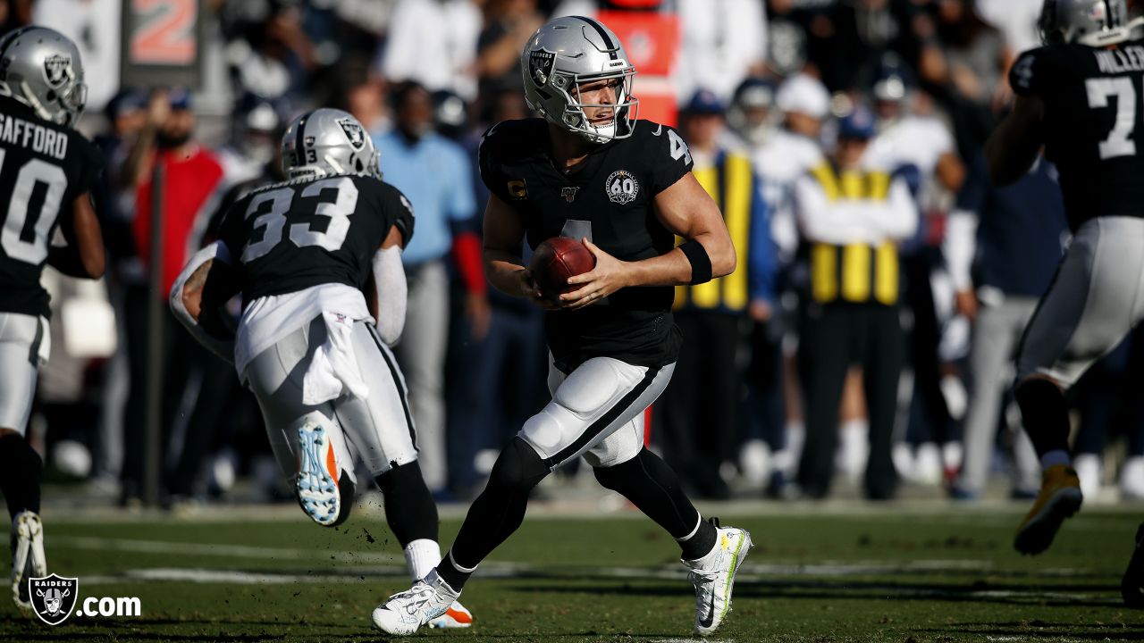 Derek Carr posts footage of desert workouts with his receivers