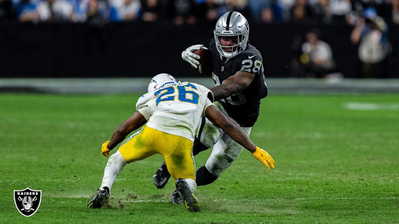 Can't-Miss Play: Las Vegas Raiders wide receiver Davante Adams' incredible  diving catch nets 45-yard gain on Raiders' last drive