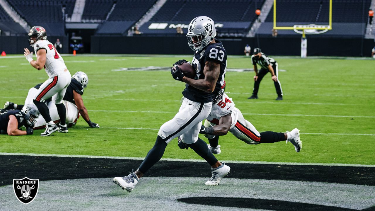 Las Vegas Raiders tight end Darren Waller (83) catches a touchdown