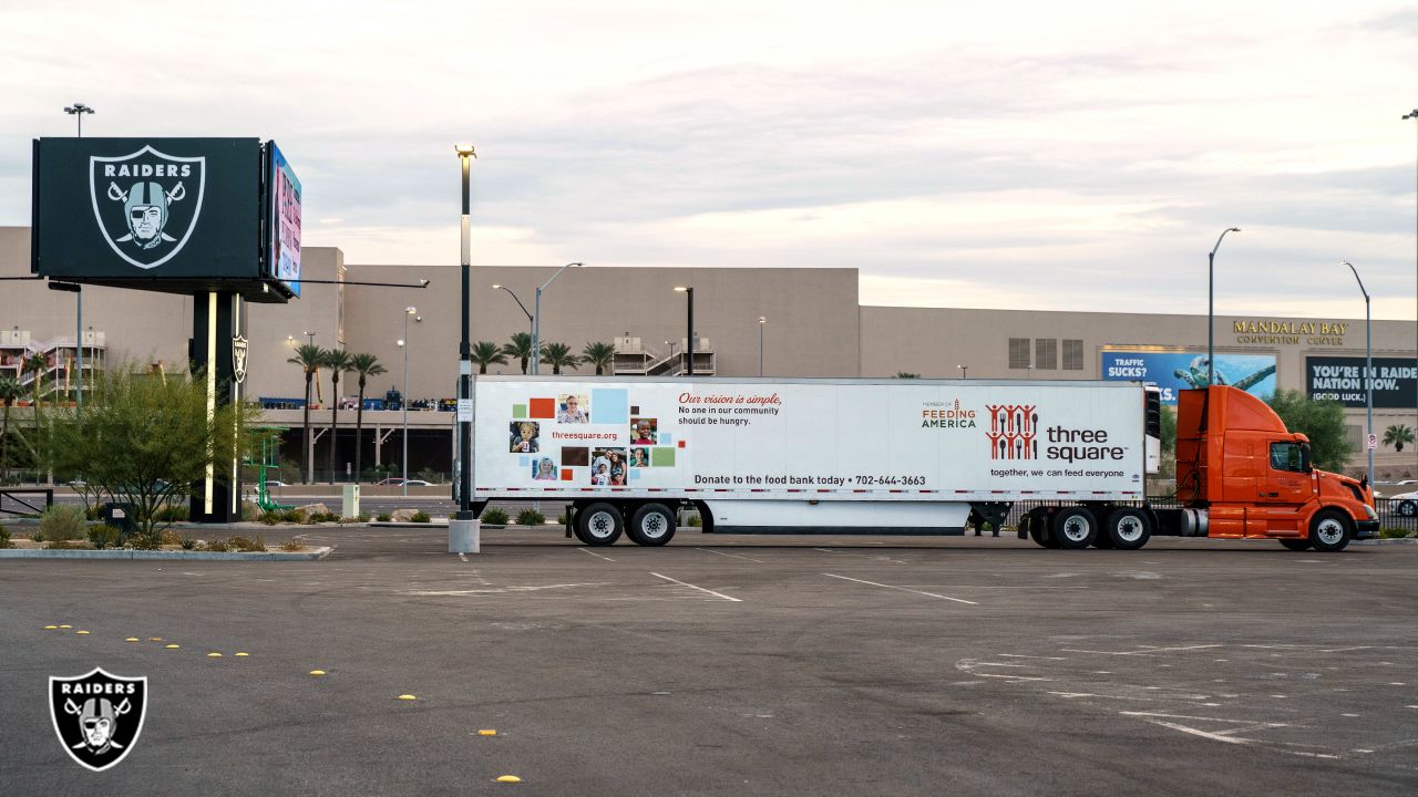 Photos: Raiders partner with Quaker and Three Square to pack Thanksgiving  essentials