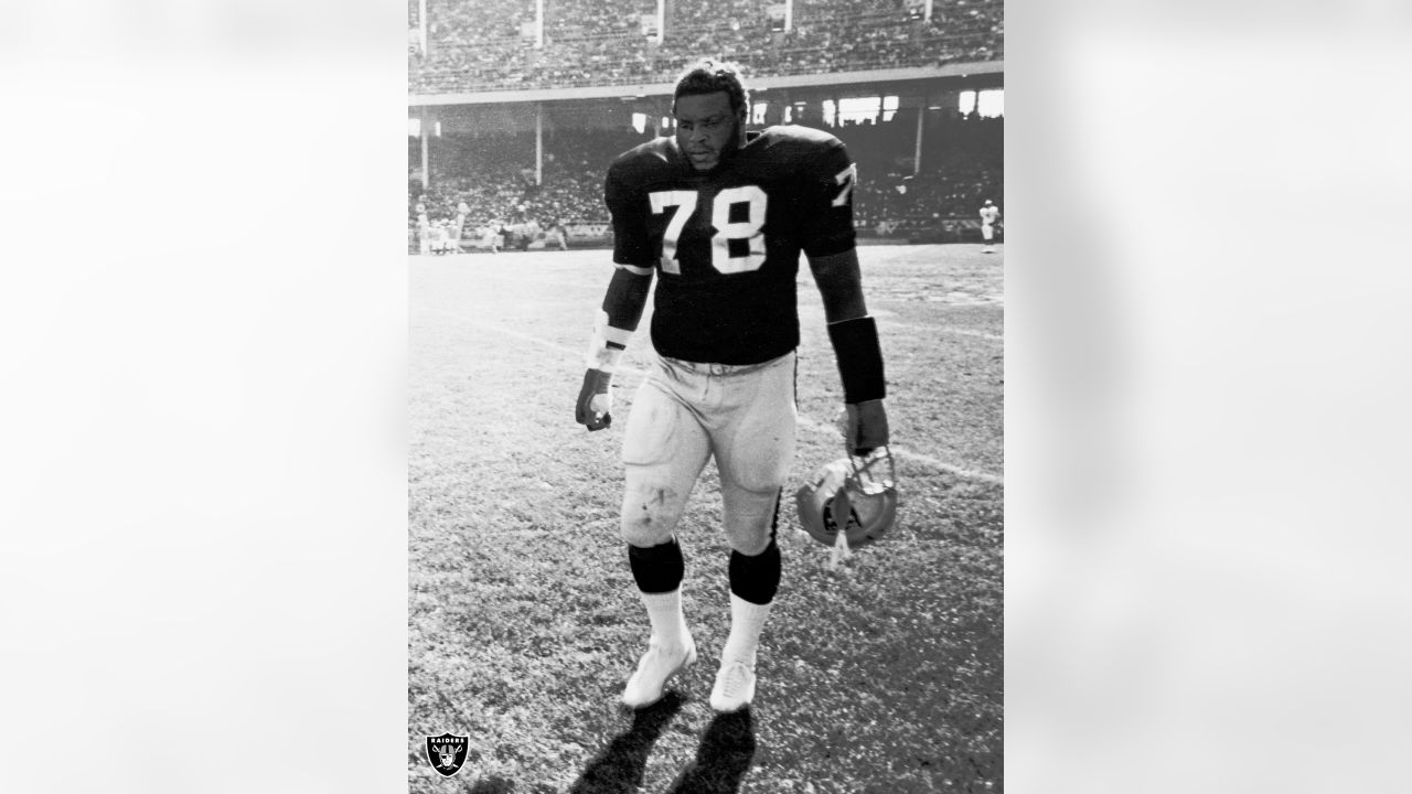 1971 OAKLAND RAIDERS 8 X 10 GLOSSY TEAM ISSUE ART SHELL HOF