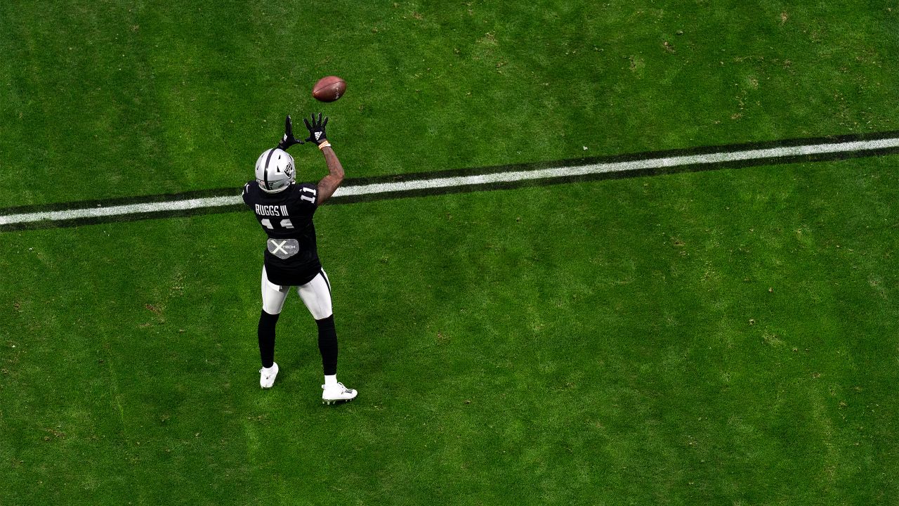 Las Vegas Raiders wide receiver Henry Ruggs III warms up before