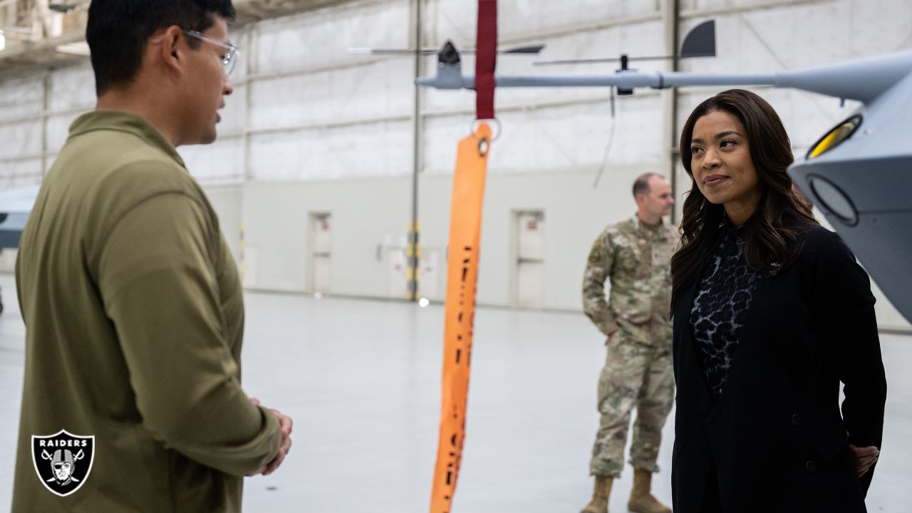 Oakland Raiders honor past and present veterans > Travis Air Force Base >  News