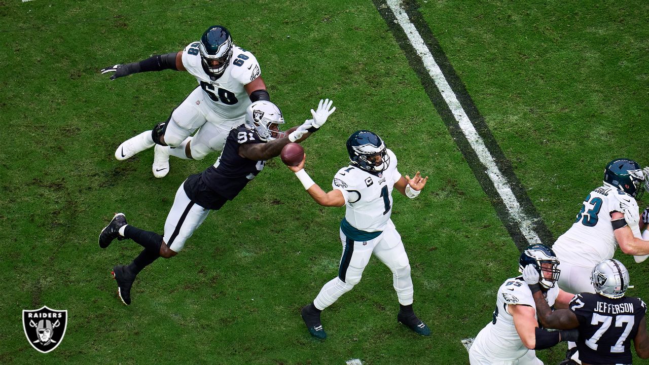 Raiders defensive end Yannick Ngakoue (91) runs around an obstacle