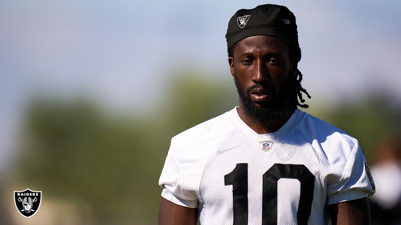 Las Vegas Raiders cornerback Desmond Trufant (10) looks on during