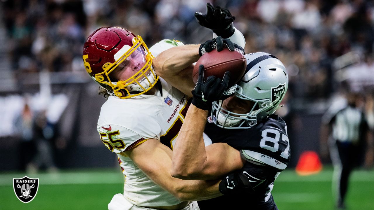 Las Vegas Raiders tight end Foster Moreau (87) makes a catch