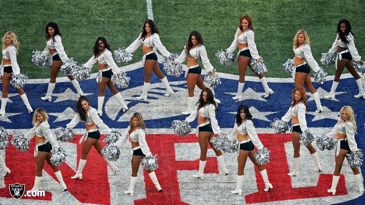 LONDON, ENGLAND - OCTOBER 06 2019: Cheerleaders perform during the NFL game  between Chicago Bears and Oakland Raiders at Tottenham Stadium in London,  United Kingdom Stock Photo - Alamy