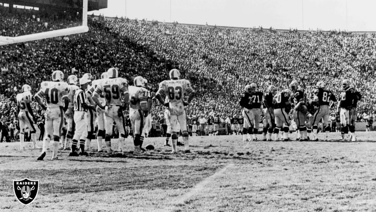 25 Nov. 1990: Los Angeles Raiders running back Bo Jackson (34) in action  during a game against the Kansas City Chiefs played at the Los Angeles  Memorial Coliseum in Los Angeles, CA. (