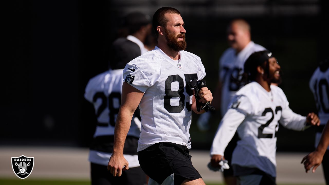 Pittsbugh, United States. 19th Sep, 2021. Las Vegas Raiders tight end  Foster Moreau (87) celebrates his nine yard touchdown with Las Vegas Raiders  tight end Darren Waller (83) during the third quarter