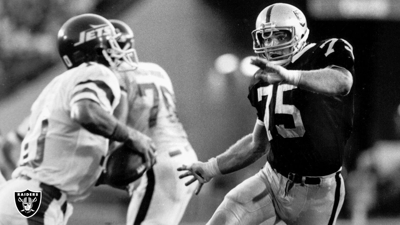 Los Angeles Raiders' Howie Long (75) takes down Green Bay Packers