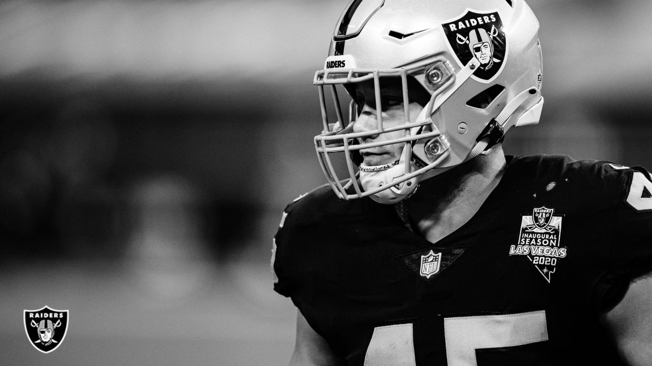 Las Vegas Raiders fullback Alec Ingold warms up against Kansas