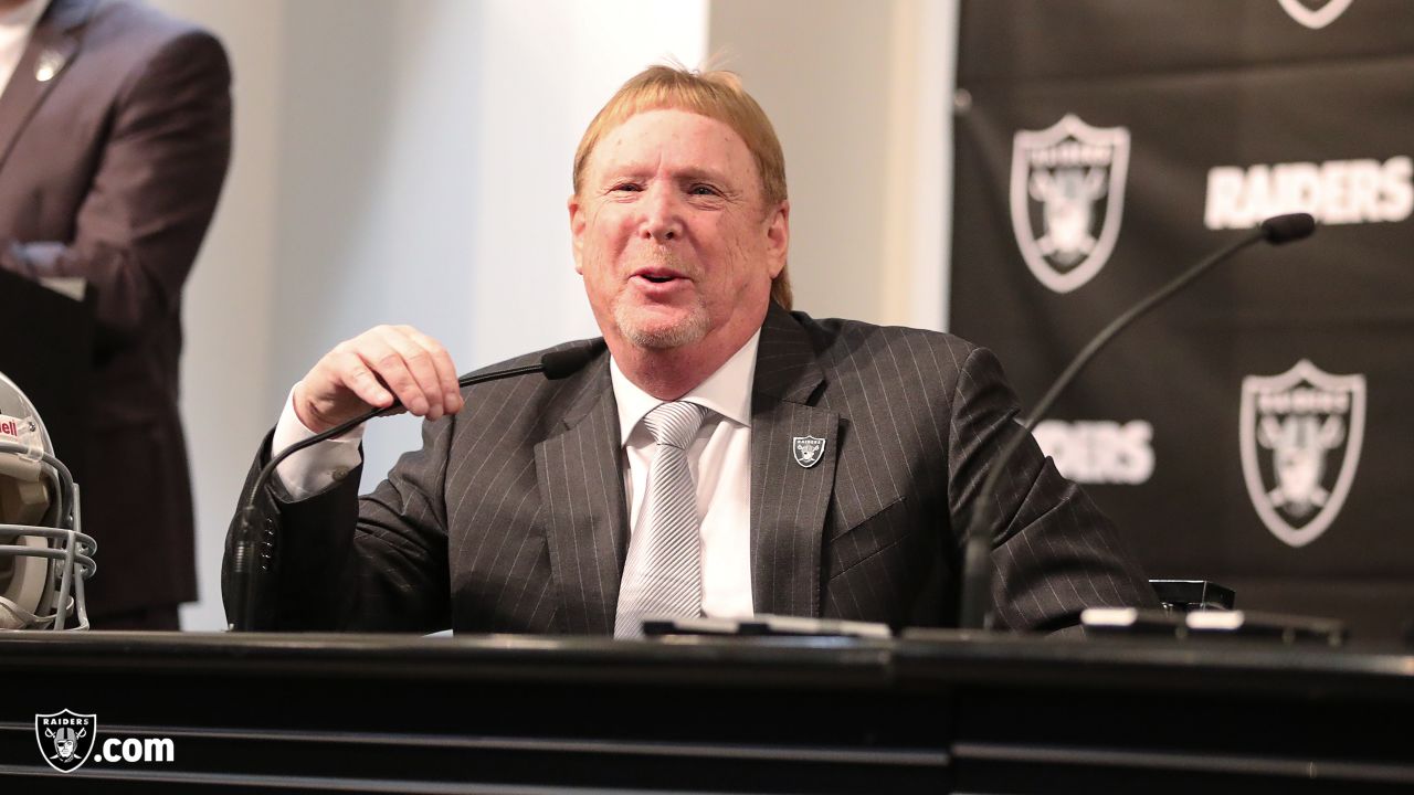 Mike Mayock, right, introduces members of his family to Oakland Raiders  owner Mark Davis, second from right, and head coach Jon Gruden, third from  left, at a news conference announcing Mayock as