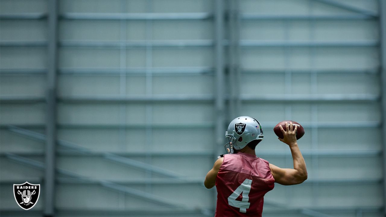 Training Camp Notebook 7/30: Derek Carr looking comfortable in new