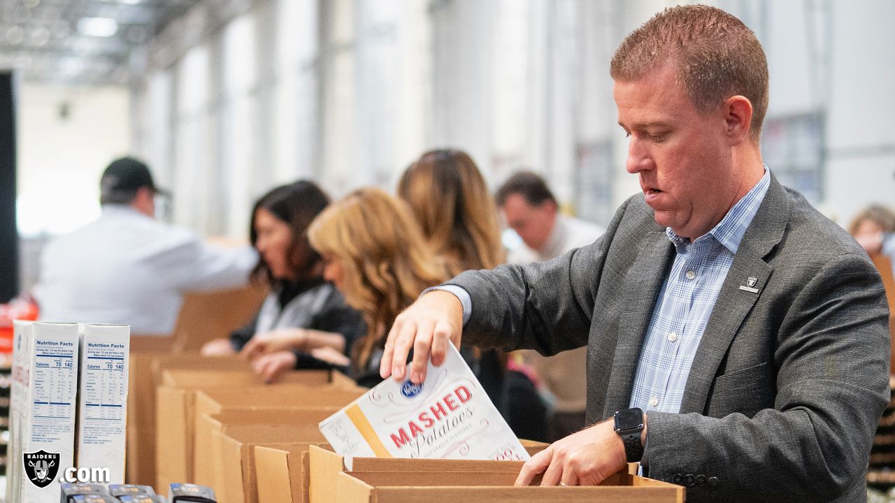 Photos: Raiders partner with Quaker and Three Square to pack Thanksgiving  essentials