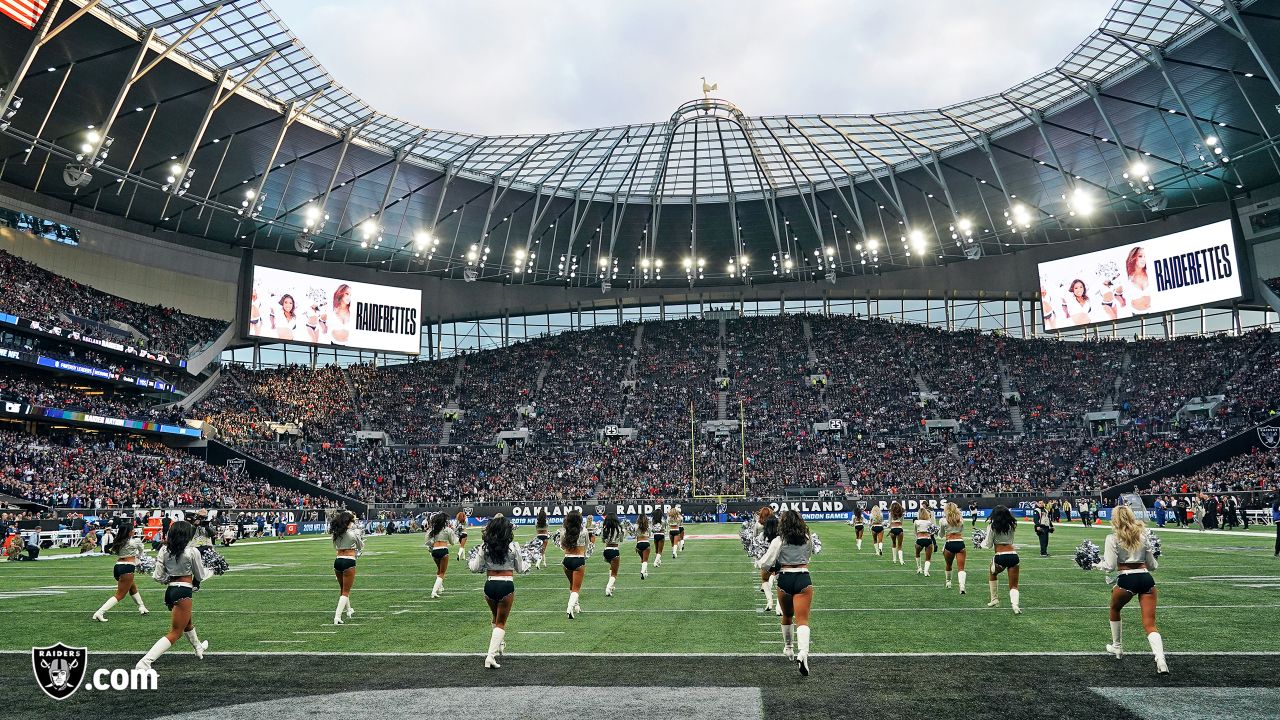 LONDON, ENGLAND - OCTOBER 06 2019: Cheerleaders perform during the NFL game  between Chicago Bears and Oakland Raiders at Tottenham Stadium in London,  United Kingdom Stock Photo - Alamy