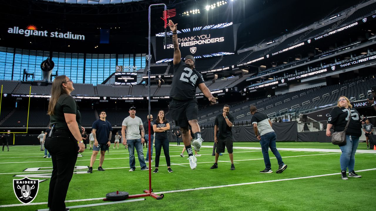 VGK and Raiders serve lunch to first responders