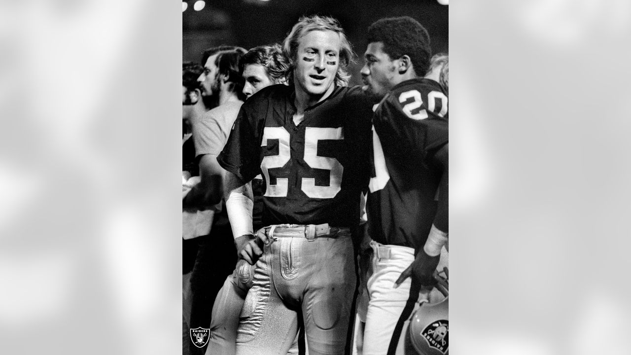 Hall of Fame receiver and Erie Native Fred Biletnikoff meets with