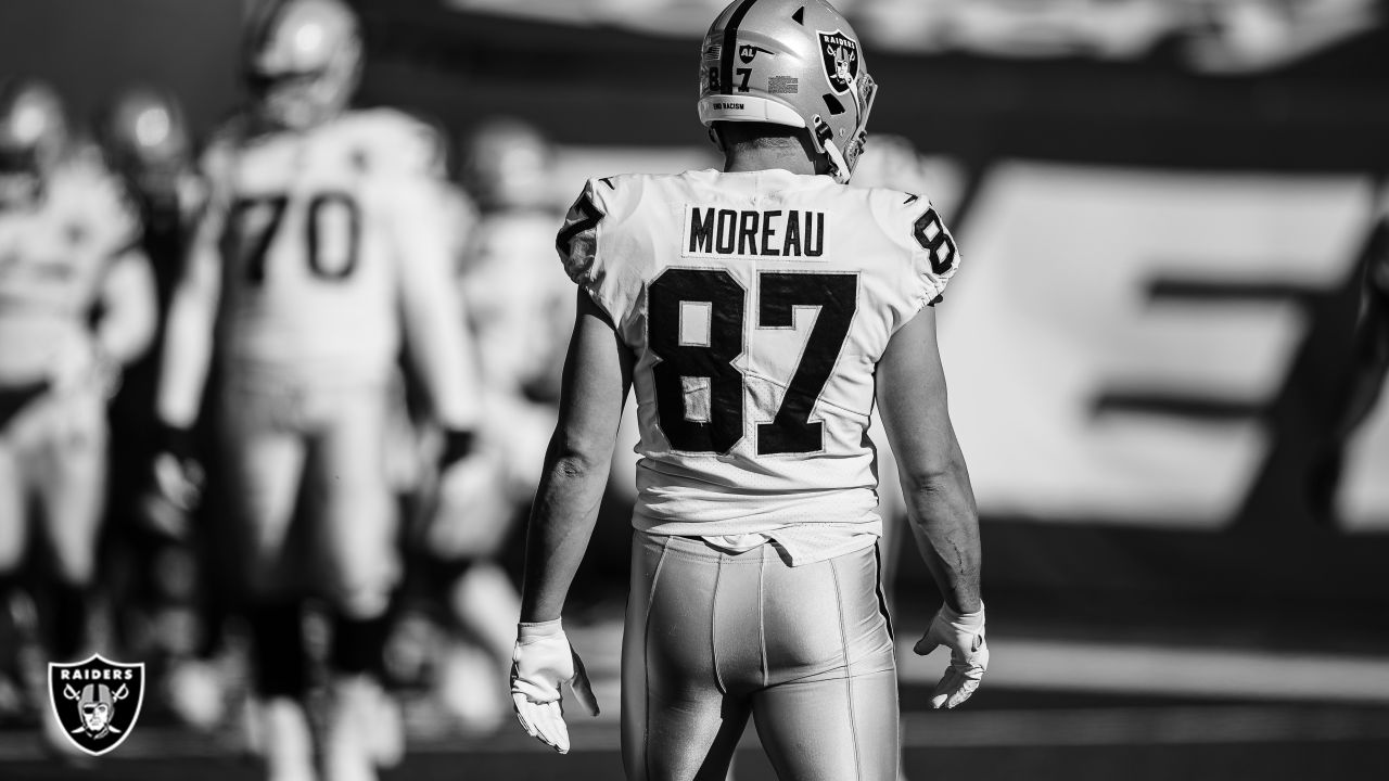 Las Vegas Raiders: Foster Moreau celebrates National Tight End Day in style  (video)