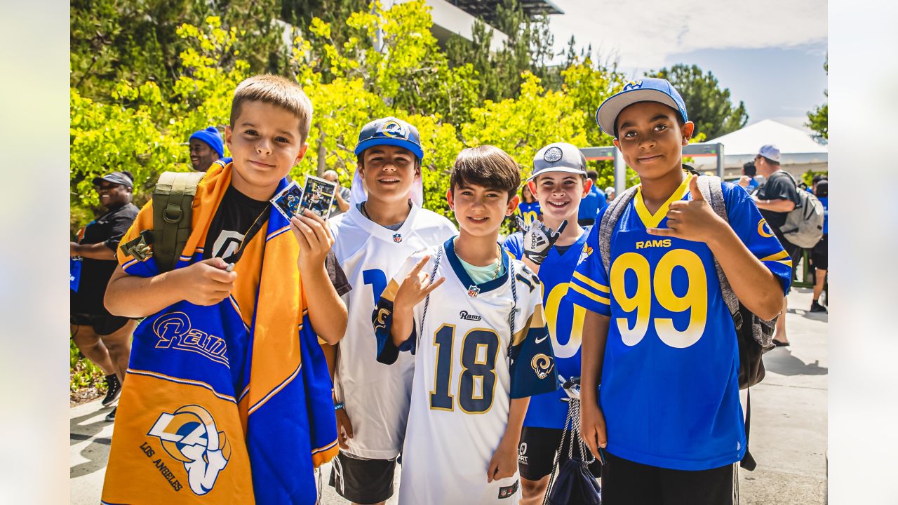 Rams fans pack flight to Atlanta, turn cabin into high-flying cheering  squad - ABC7 Los Angeles