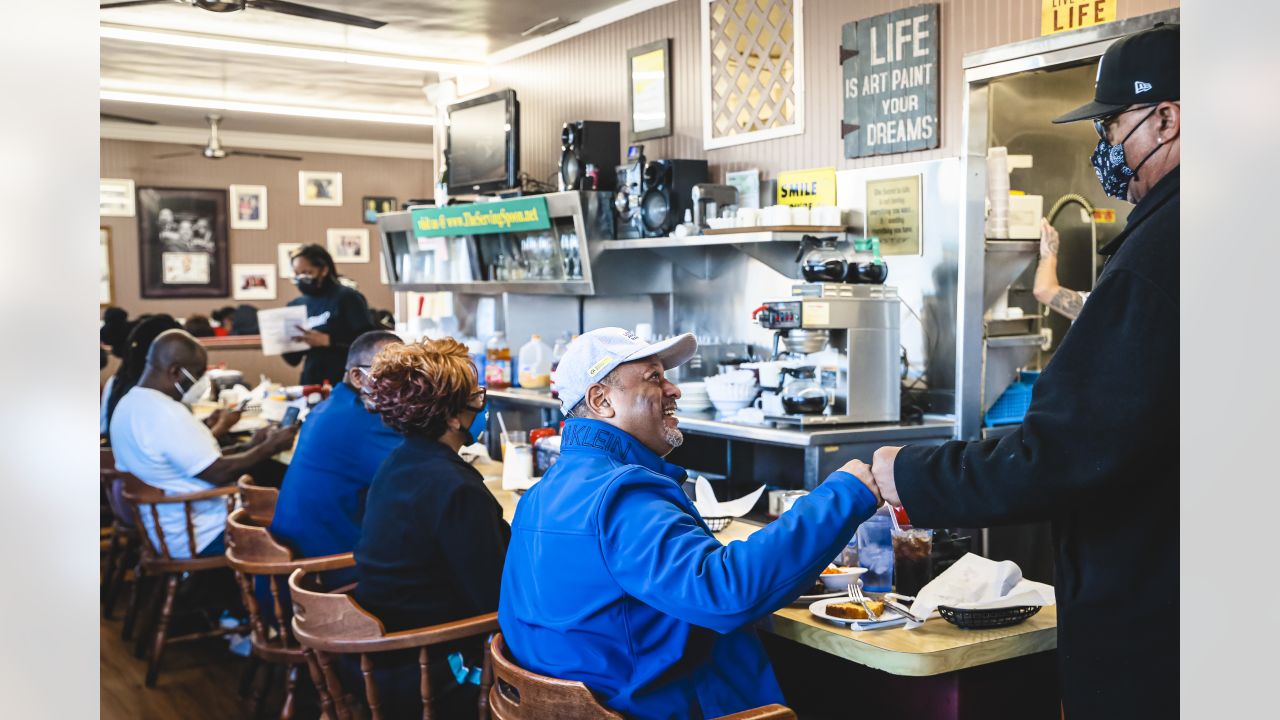 PHOTOS: Rams team up with Pepsi to provide fans with free lunch from  Inglewood's The Serving Spoon