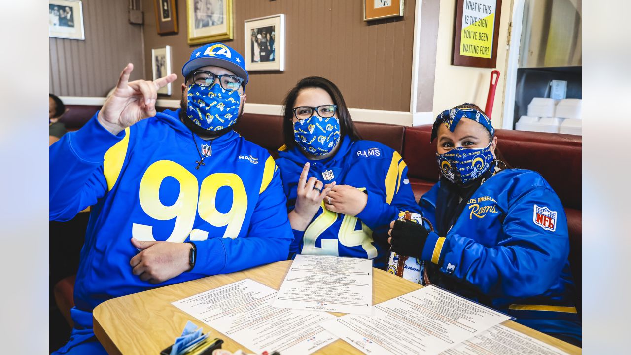 PHOTOS: Rams team up with Pepsi to provide fans with free lunch from  Inglewood's The Serving Spoon