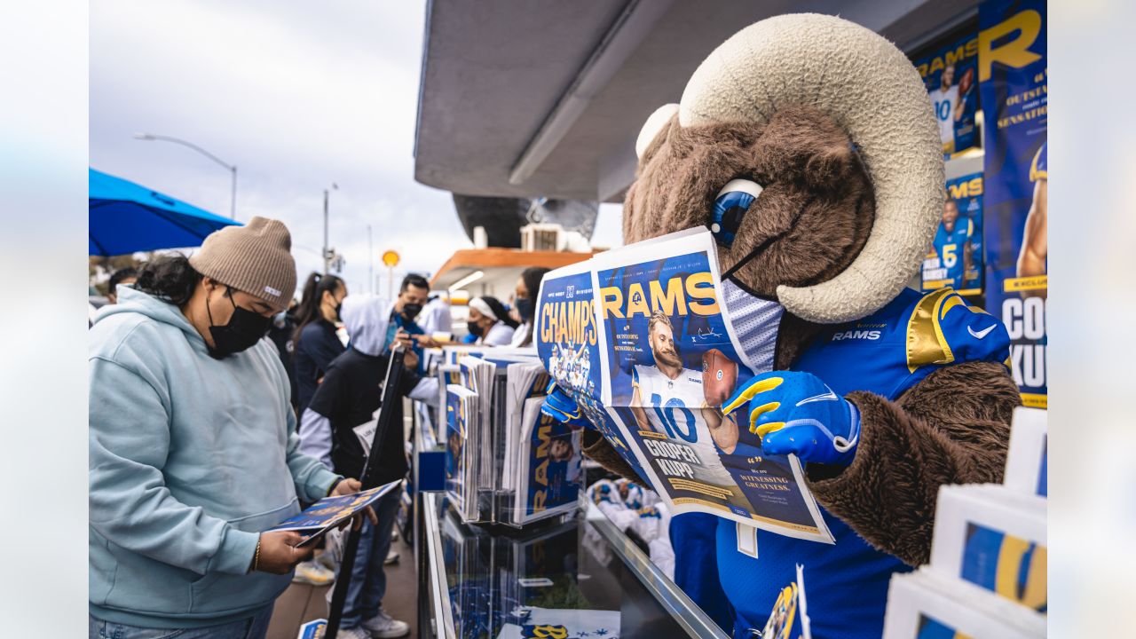 San Francisco Chronicle - Rams 49s Fans - Making Pictures