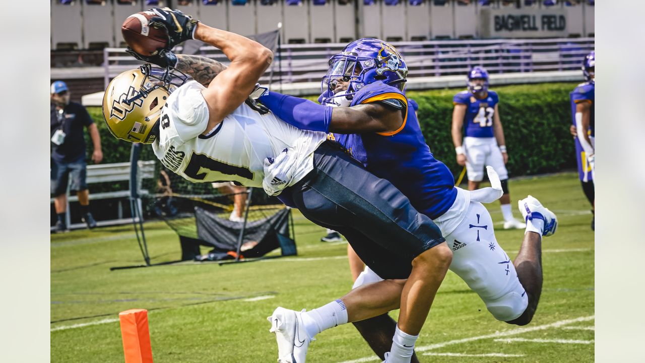 Los Angeles Rams tight end Jacob Harris (87) and defensive tackle Bobby  Brown III (95) participate in drills at the NFL football team's practice  facility in Irvine, Calif. Sunday, July 31, 2022. (AP Photo/Ashley Landis  Stock Photo - Alamy