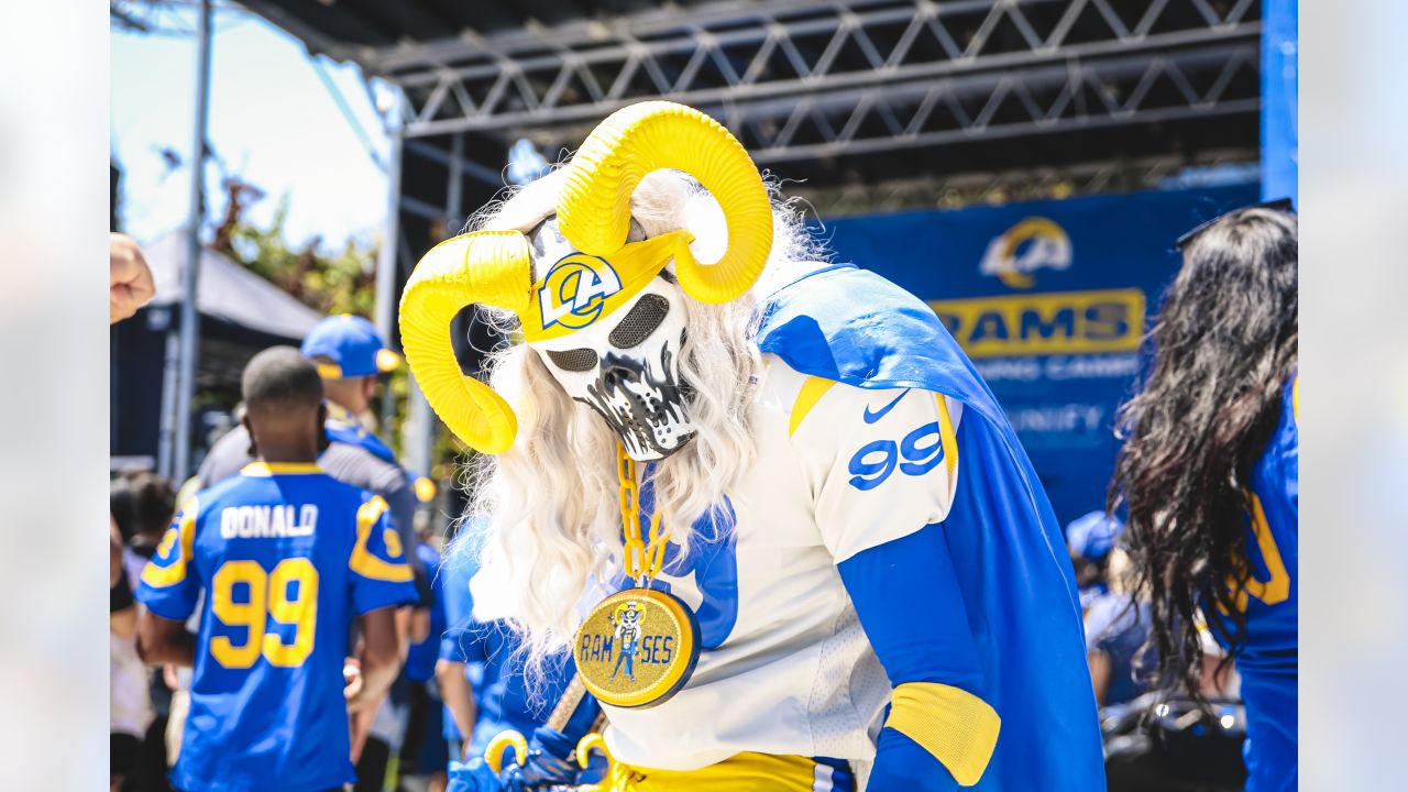 🚨 THROWBACK JERSEY GIVEAWAY 🚨 How to - Los Angeles Rams