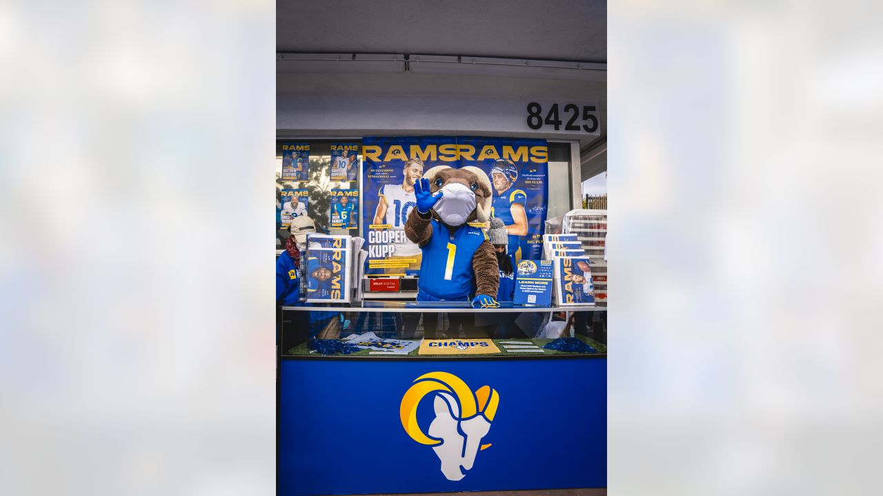 FAN PHOTOS: Rams newsstands pop up in LA areas ahead of NFC Championship  game vs. San Francisco 49ers