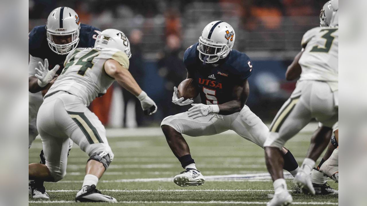 Cincinnati Bengals linebacker Clay Johnston (44) runs for the play