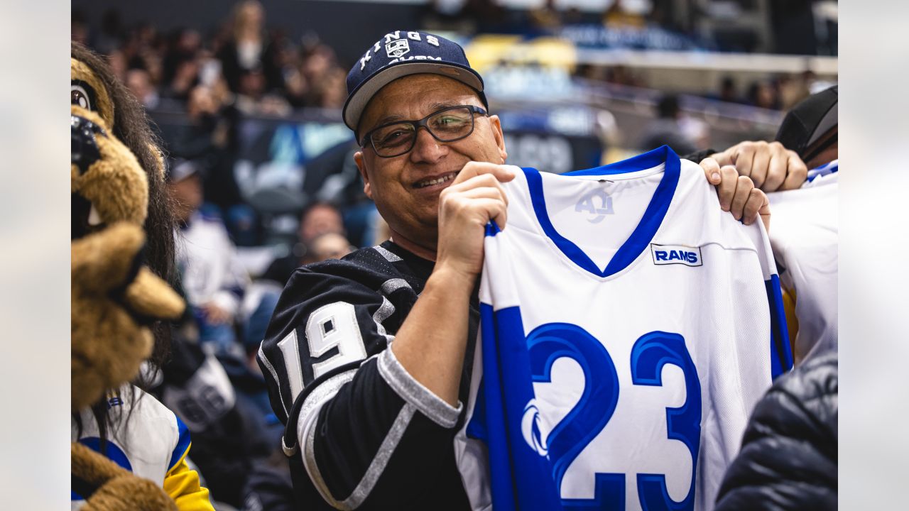 WATCH: Los Angeles Kings host Rams' Super Bowl champion Matthew Stafford  during game against the Jets