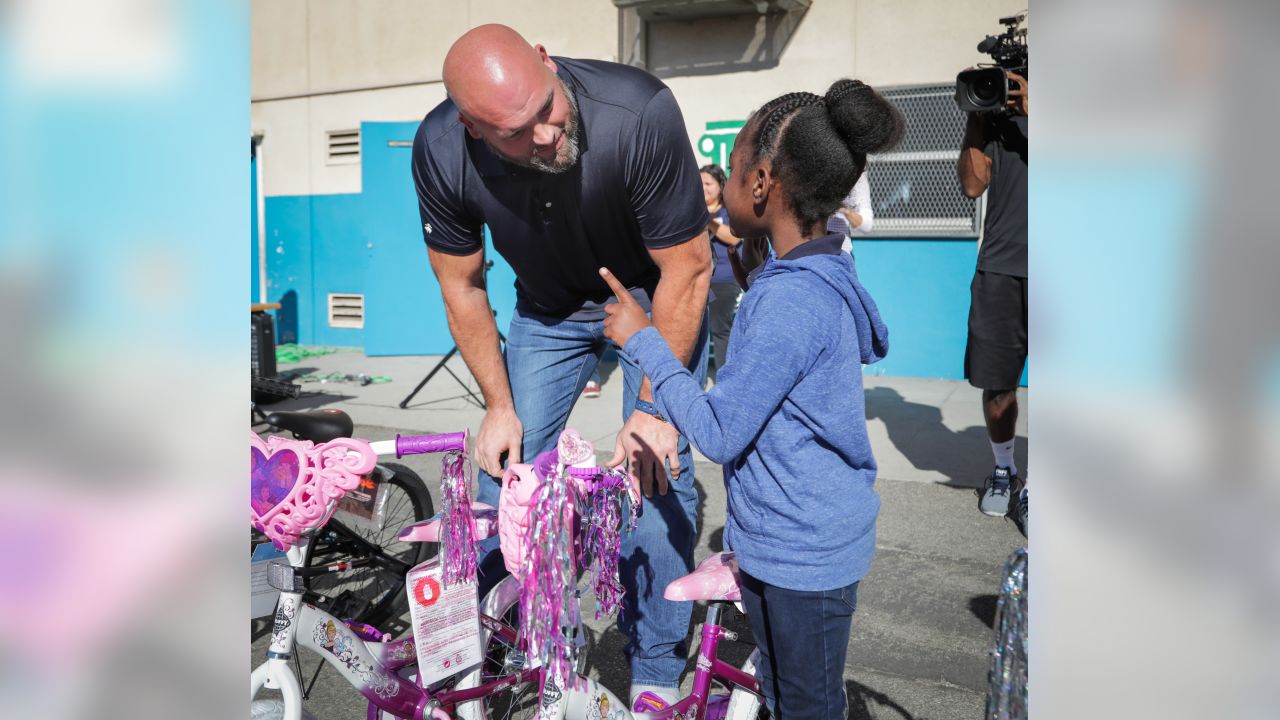 Rams' Andrew Whitworth donated game check to Thousand Oaks shooting victims  