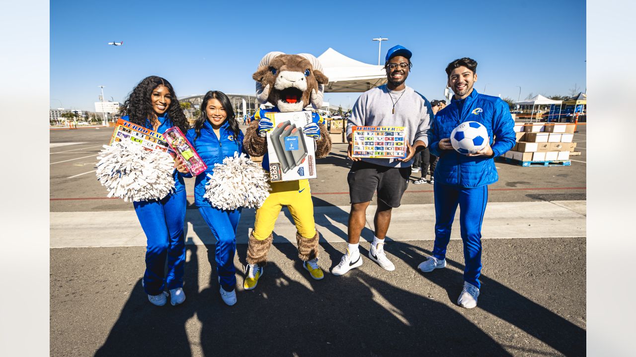 NFL cheerleaders to meet fans, host charity car wash