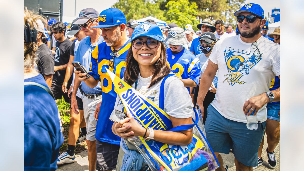 Rams fans pack flight to Atlanta, turn cabin into high-flying cheering  squad - ABC7 Los Angeles