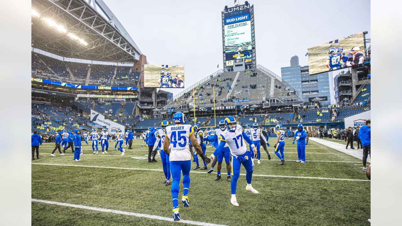 Bobby Wagner gets rousing reception in first game back at Lumen Field