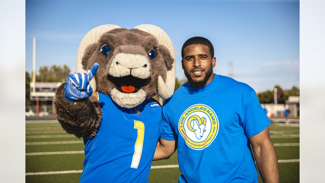 Rams star Bobby Wagner hosts youth football camp at Ontario school where he  graduated - ABC7 Los Angeles