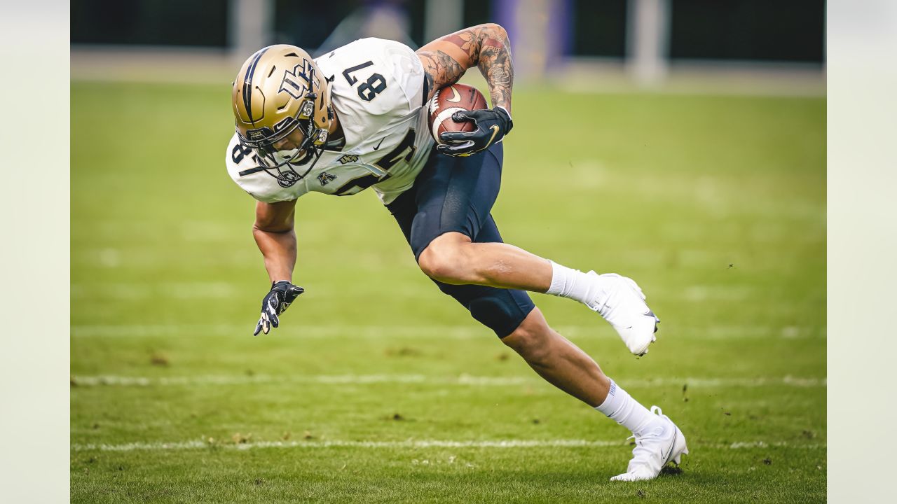 Los Angeles Rams tight end Jacob Harris (87) warms up before taking on the  New York