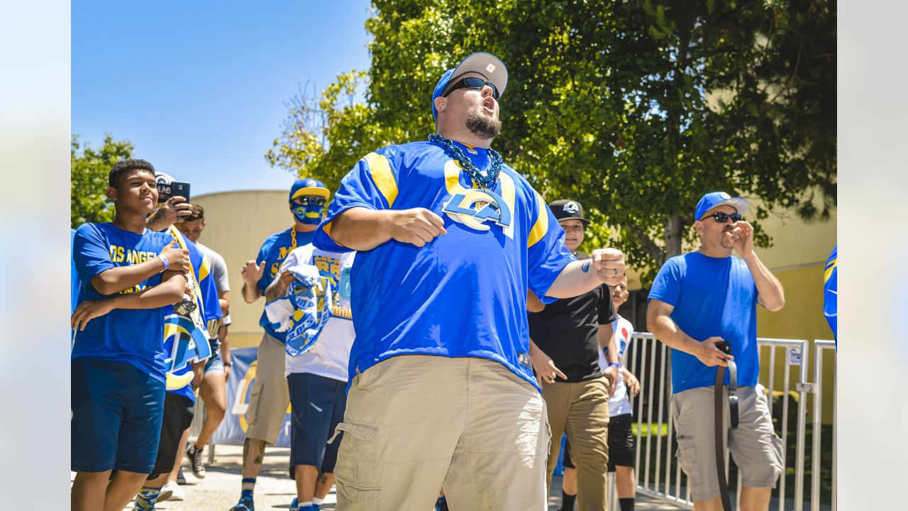 Giveaways at Rams Training Camp in Irvine, CA : r/LosAngelesRams