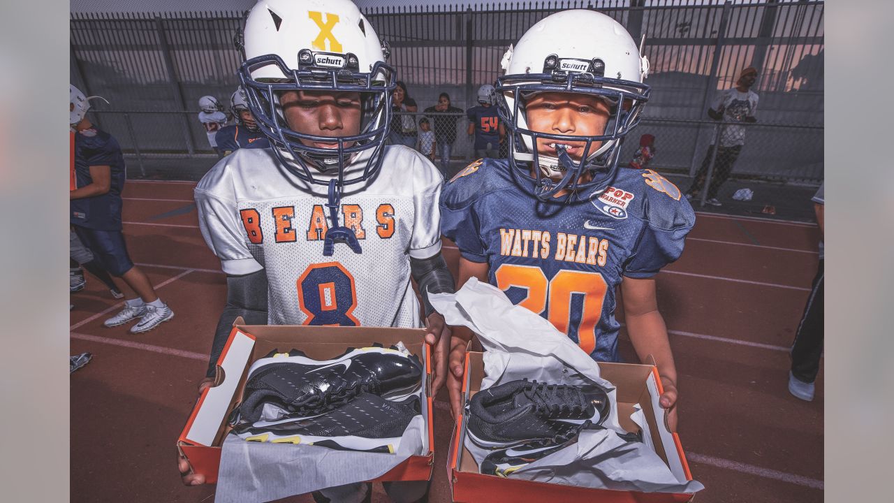 Los Angeles Rams Donate Cleats to Watts Bears – Los Angeles Sentinel