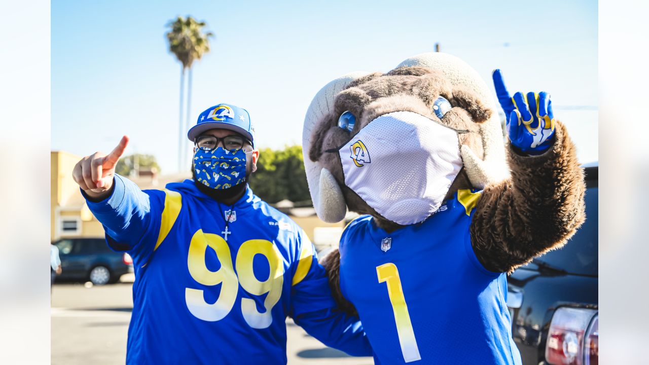 PHOTOS: Rams team up with Pepsi to provide fans with free lunch from  Inglewood's The Serving Spoon