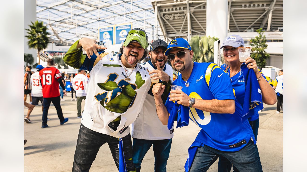 San Francisco Chronicle - Rams 49s Fans - Making Pictures