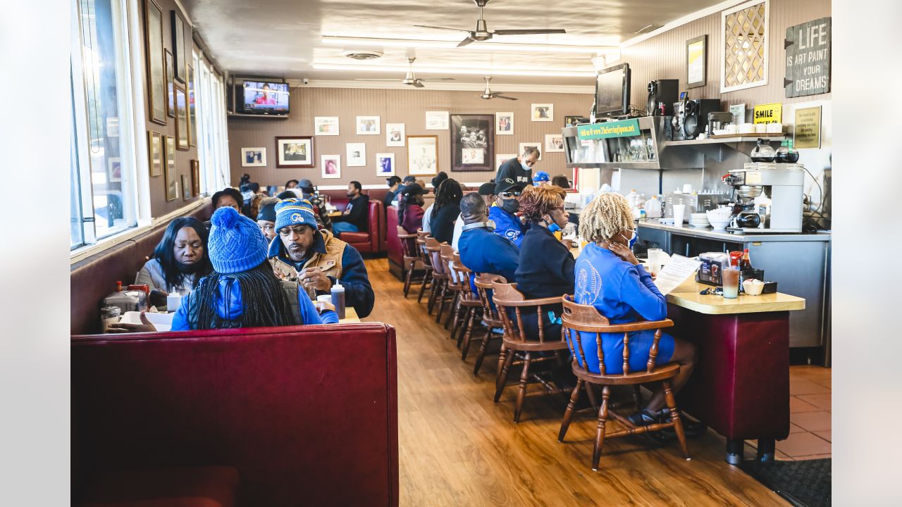 PHOTOS: Rams team up with Pepsi to provide fans with free lunch from  Inglewood's The Serving Spoon