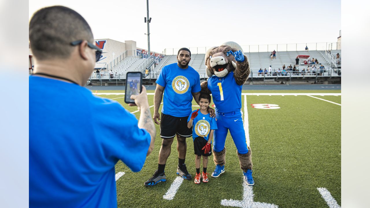 Rams star Bobby Wagner hosts youth football camp at Ontario school