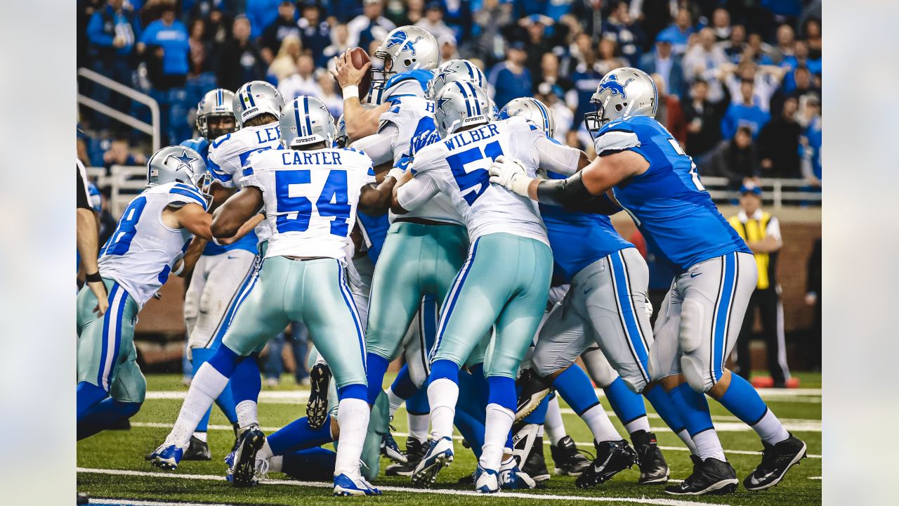 October 16, 2016: Detroit Lions quarterback Matthew Stafford (9) scrambles  away from Los Angeles