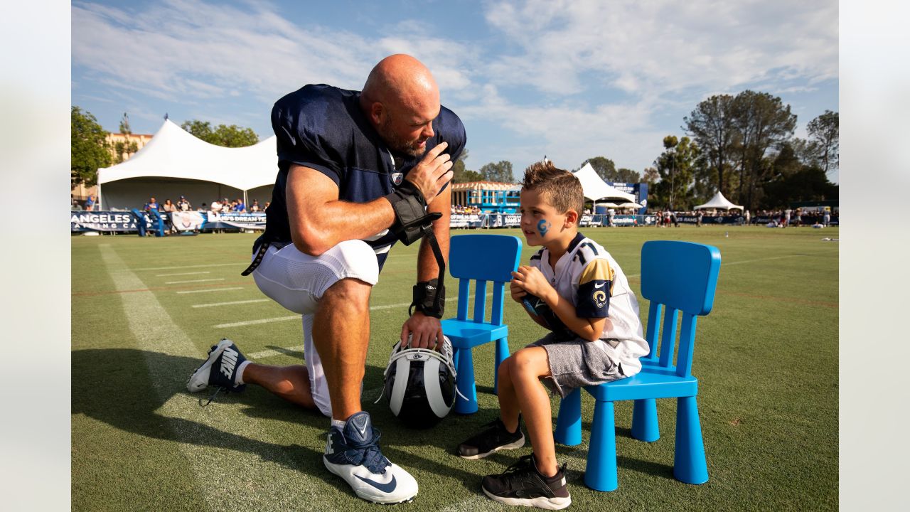 LA Rams' Andrew Whitworth works with Habitat for Humanity to house families